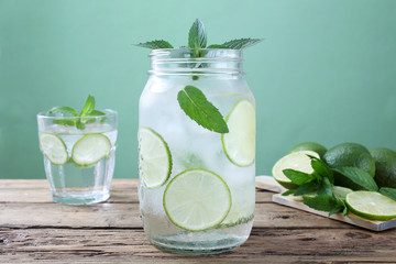 bevanda ghiacciata con lime e menta sfondo verde