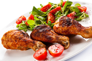 Barbecued chicken drumsticks and vegetables 
