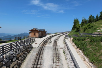 Schafbergbahn / Die Schafbergbahn ist eine meterspurige Zahnradbahn in Österreich. Sie führt von St. Wolfgang am Wolfgangsee hinauf auf den Schafberg (1782 m).