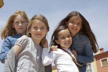 Fototapeta premium Amiguitas rubias, morena y castaña sonriendo