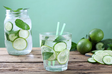 bevanda ghiacciata con cetrioli lime e menta sfondo verde