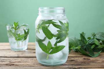 bevanda ghiacciata acqua e foglie di menta sfondo verde