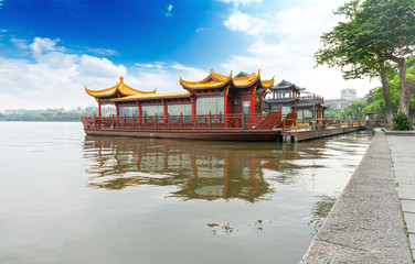Obraz premium Traditional ship at the Xihu (West lake), Hangzhou, China