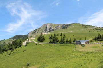 Fototapeta na wymiar Schafberg (Österreich) / Die Schafbergbahn ist eine meterspurige Zahnradbahn in Österreich. Sie führt von St. Wolfgang am Wolfgangsee hinauf auf den Schafberg (1782 m).