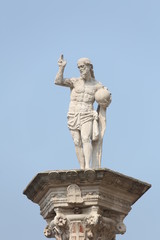 Fototapeta na wymiar Artistic White statues in the main square of Vicenza
