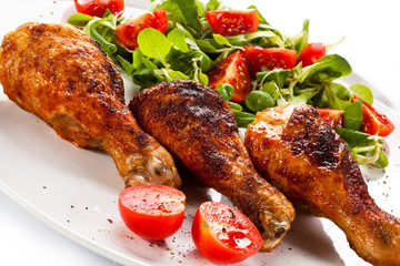 Barbecued chicken drumsticks and vegetables 