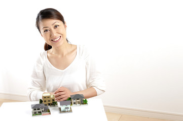 住宅の模型を説明している日本人の綺麗な女性 Wall Mural Beeboys