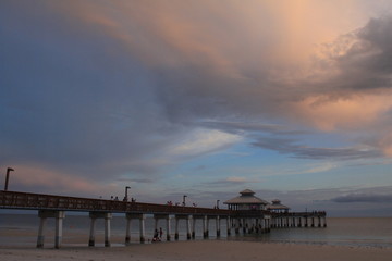Fototapeta premium Abendstimmung am Pier von Fort Myers Beach