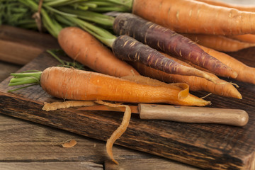 Frische Möhren auf Naturholzbrett