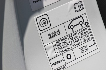 Reifendrucktabelle an der Fahrertür eines PKW