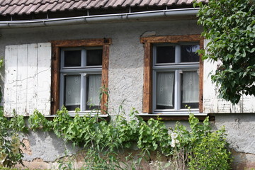 Fototapeta na wymiar Fenster mit Blendläden bei Großjena