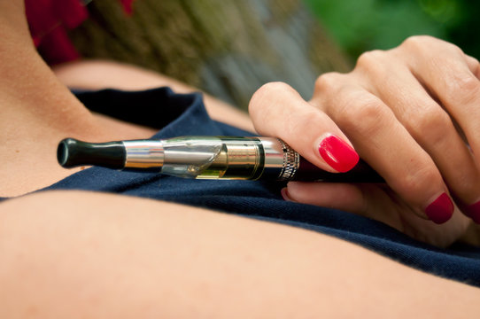 jeune femme et cigarette électronique en gros plan