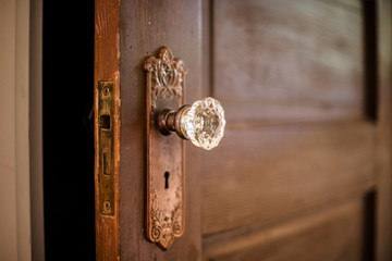 Porte en bois avec poignée de porte antique.