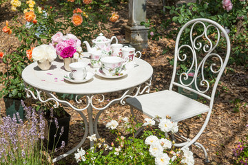 Prendere il tè in giardino