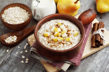 Oatmeal with pear and cinnamon