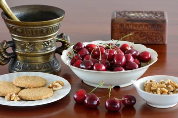 Foto auf Leinwand Kirschkekse und Nüsse © kokandkok