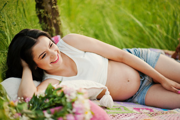 Obraz na płótnie Canvas pregnant gorgeous brunette woman