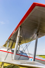 Détail de véhicule de collection, avion, aile © Gerald Villena