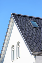 schiefergedecktes Giebeldach mit Fenster