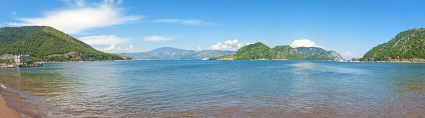 Obraz premium sea bay with islands from beach on sunny day