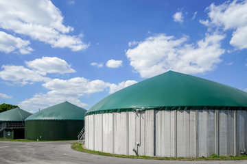Biogasanlage - Gärbehälter und Lagersilos vor blauem Himmel