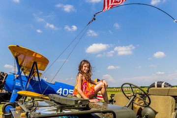 Fillette dans la Jeep, près du Boeing Stearman © Gerald Villena