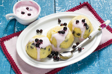 Curd dessert with yogurt sauce and currants