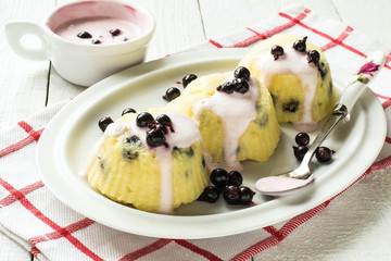 Quick dessert of cottage cheese with yogurt sauce and currants