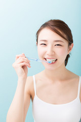 美容　イメージ　歯磨き