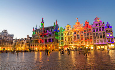 Grote Markt met kleurrijke verlichting bij Dusk in Brussel.