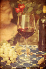 nostalgisch texturiertes Bild mit einem Glas Rotwein auf einem Tisch