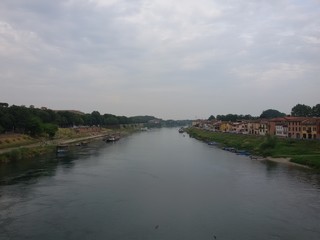 Fototapeta na wymiar Vista dal ponte vecchio di Pavia