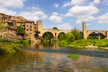 Naklejka premium medieval bridge over river. Besalu