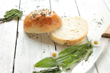 Brennnessel Brötchen Kräuter Butter Creme Holz