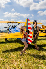 Fillette et femme près du Boeing Stearman © Gerald Villena