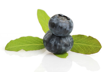Obraz na płótnie Canvas Blueberries isolated on white background