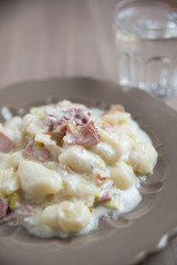 Gnocchi im creminger Käsesauce mit weissem Saprgel 