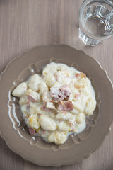 Gnocchi im creminger Käsesauce mit weissem Saprgel 