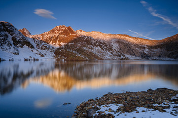 Sunrise in a mountain lake / Sortida de sol a Certascan (Pirineo, Pyrenees)