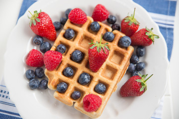 Belgische Waffeln mit frischen Beeren 