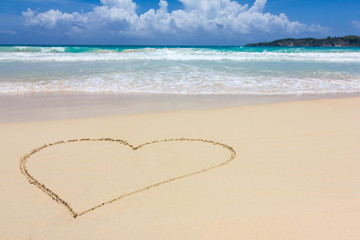 Obraz na płótnie Canvas ein Herz im Sand an einem wunderschöne Strand 