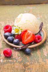 Vanileeis mit Beeren