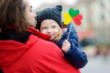 Father and daughter with lithuanian flag - obrazy, fototapety, plakaty