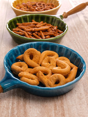 Partysnacks in bunten Schalen