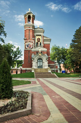Fototapeta na wymiar orthodox church in park