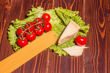 fresh pasta with tomato and chees
