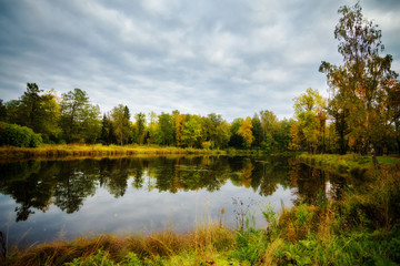 Fototapeta na wymiar autumn on a lake