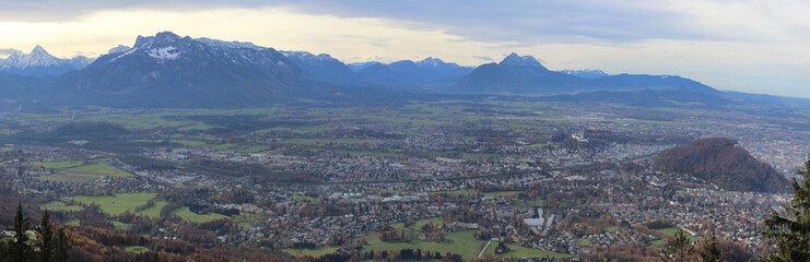 Fototapeta na wymiar Panoramablick vom Gaisbergrundweg auf die Stadt Salzburg und Umgebung