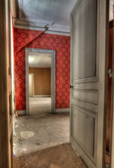 Fototapety  Otwarte drzwi w starym domu