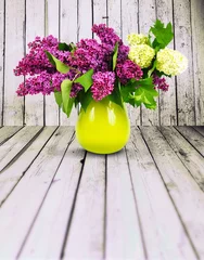 Papier Peint photo Lavable Lilas Fleurs lilas dans un vase